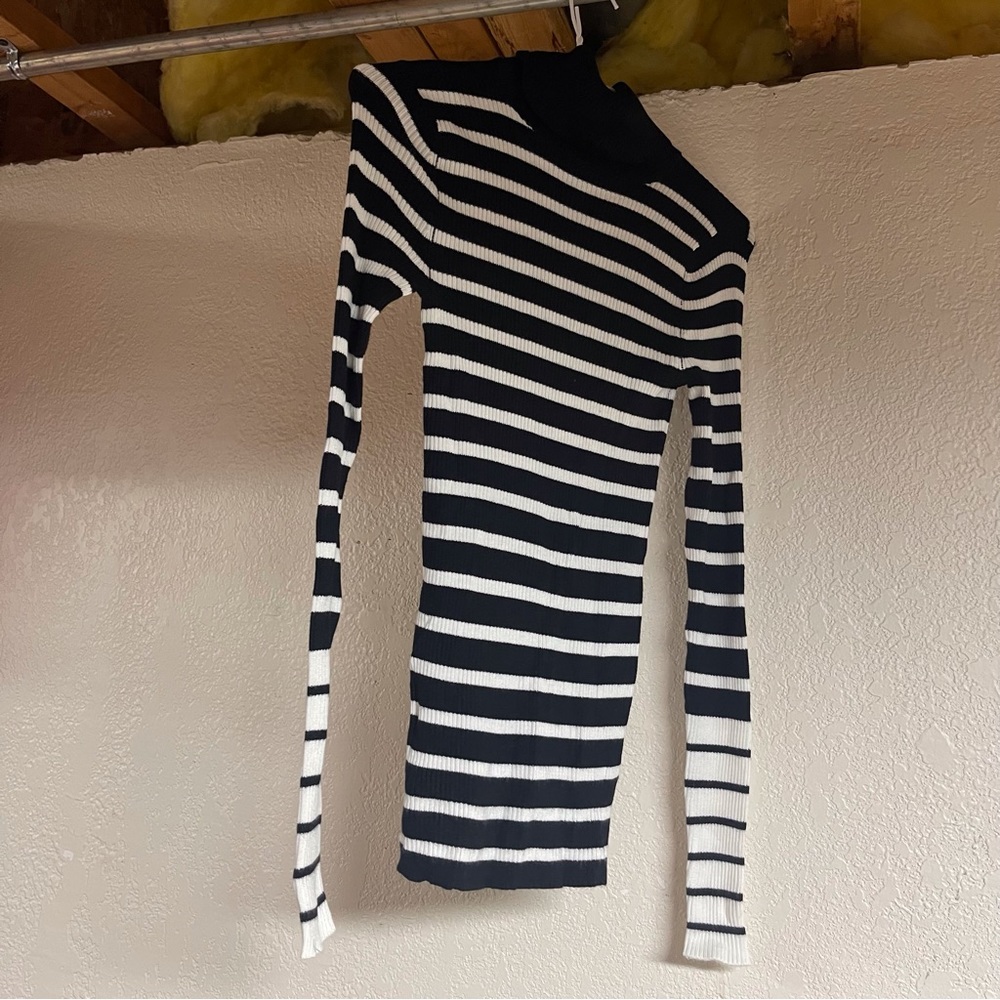 Sweater - Picture 1 of 2